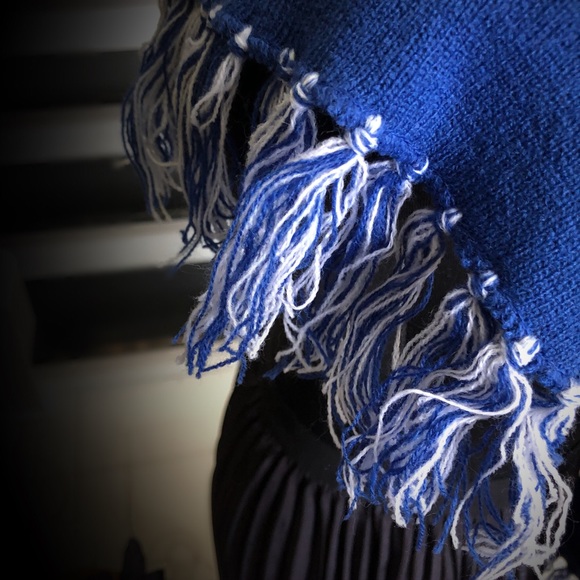 SET - Pom Pom Hat, Scarf, Gloves - Picture 5 of 7